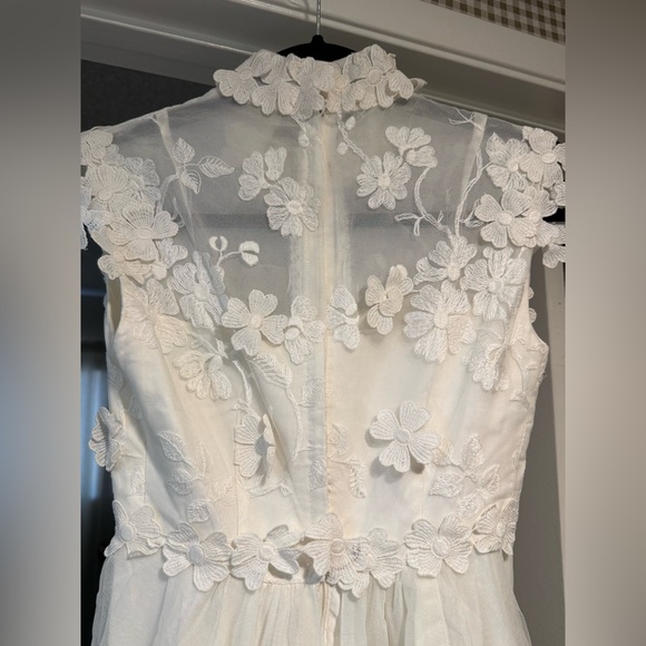 Vintage Ivory Floral Appliqué Wedding Dress - Picture 6 of 10